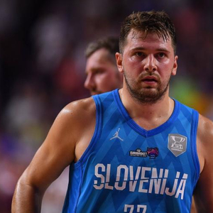 篮网爆冷胜绿军，三分雨浇灭凯尔特人反扑火焰（篮网冷擒绿军，三分狂潮浇熄凯尔特人反扑）